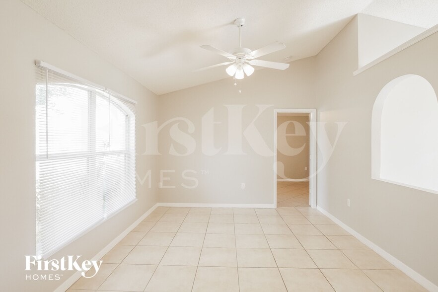 Building Photo - 729 Pincon Ln