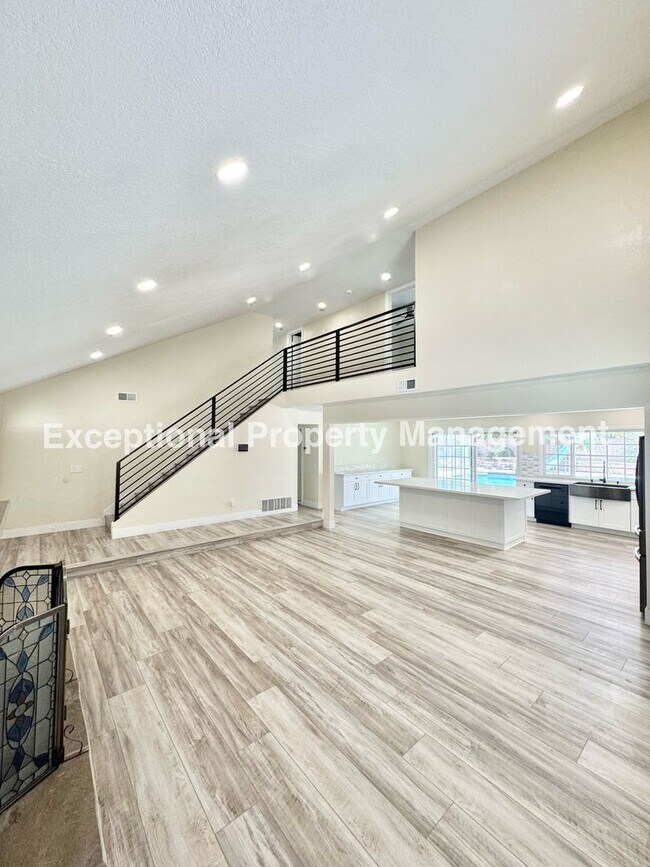 Building Photo - Ready to move in 4 bed 2 bath pool home!