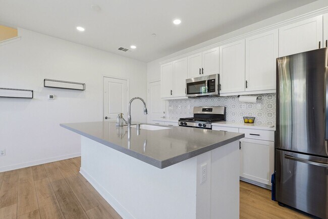 Building Photo - 4 Bedroom Townhome for rent In Murrieta