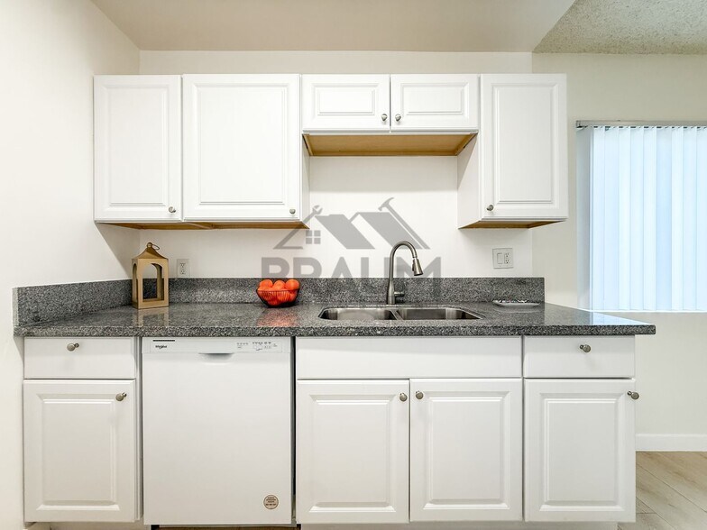 Building Photo - 6336 Tujunga Ave