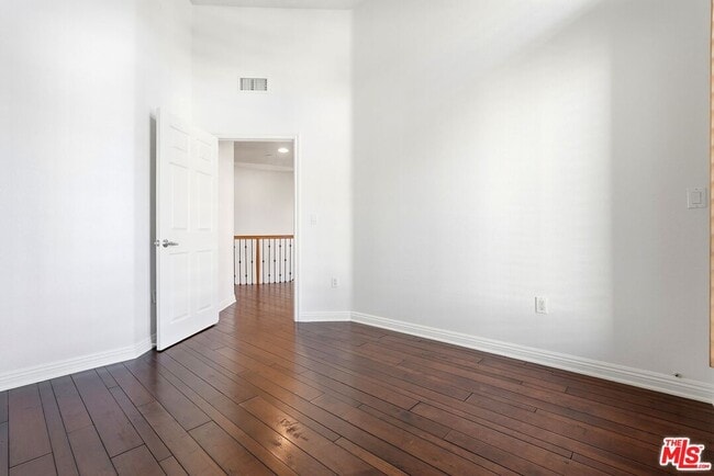 Building Photo - 5831 Seawalk Dr