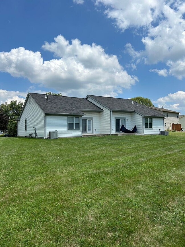 Building Photo - Beautiful 3 Bedroom Duplex with Garage and Full Basement