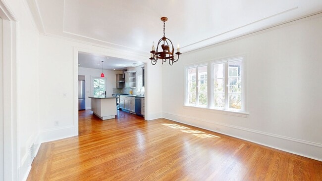Building Photo - Stunning 4 Bedroom Home In Sought After Pi...