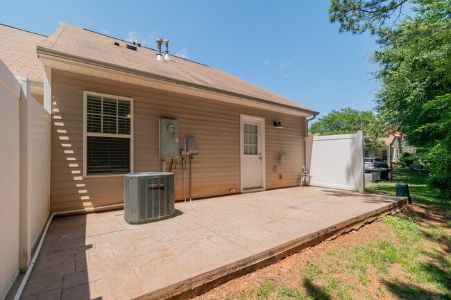 Building Photo - Charming End-Unit Townhome with Prime Loca...