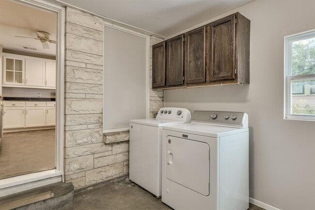 Building Photo - 1300 Crestwood Rd