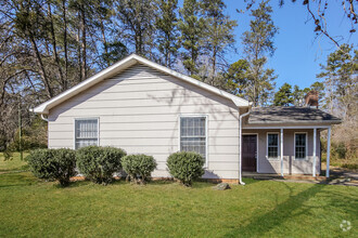 Building Photo - Inviting 4-Bedroom