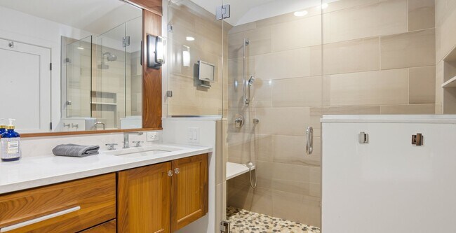 Building Photo - Late Summer Furnished Executive Extended Stay Rental on Old Mission Peninsula