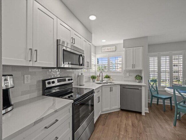 Building Photo - 5900 Bahia Del Mar Cir N