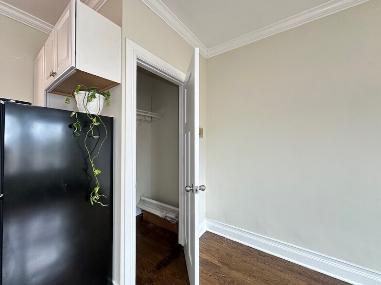 Building Photo - 644 W Roscoe St