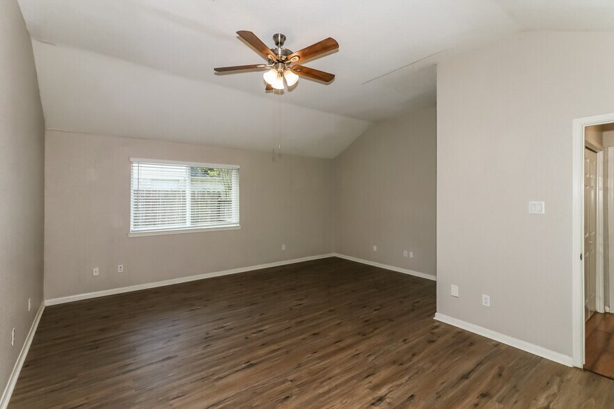 Building Photo - 2203 St James Pl