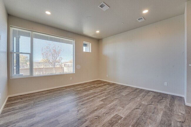 Building Photo - 3 bed, 2.5 bath Townhome in Mosaic Neighborhood