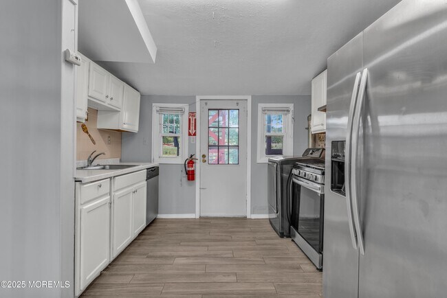 Building Photo - 177 Creek Rd