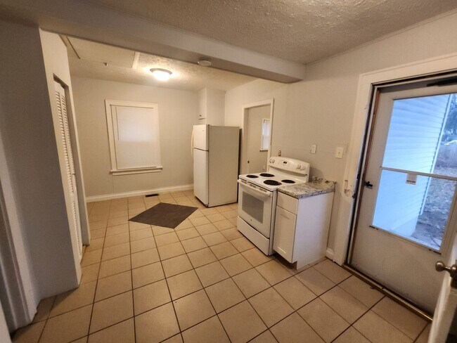 Building Photo - Adorable 2 bedroom 1 bath with spacious closets, detached garage, and updated floors!!
