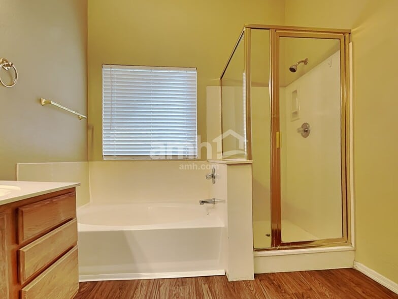 Building Photo - 7515 E Medina Ave