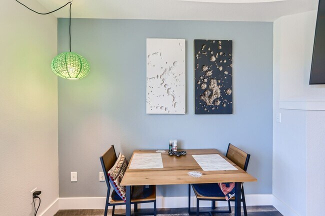 Building Photo - Modern 1 BDR Condo in Holiday Neighborhood