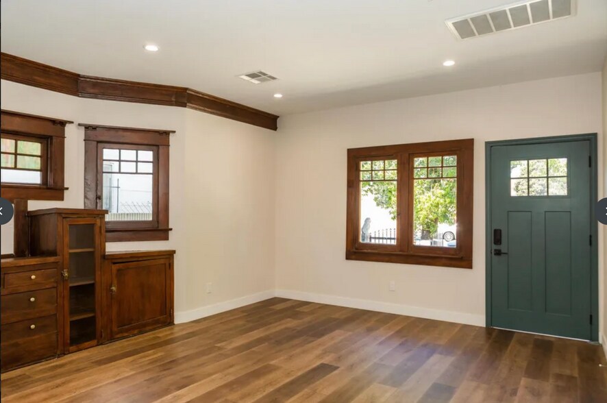 Well Lit Living Room as you enter. - 3206 Darwin Ave