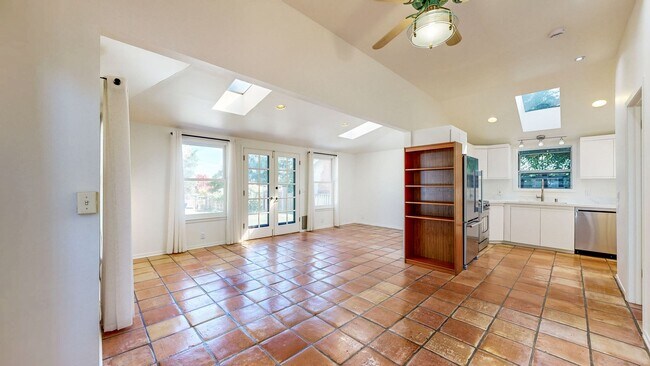 Building Photo - 7470 Mirabel Rd