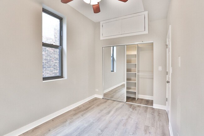 Building Photo - HUGE 5BED/2 bath in Wicker Park! Designer ...