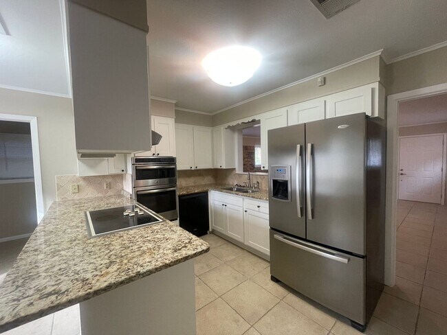 Building Photo - Country Feel In The City! A Must See!