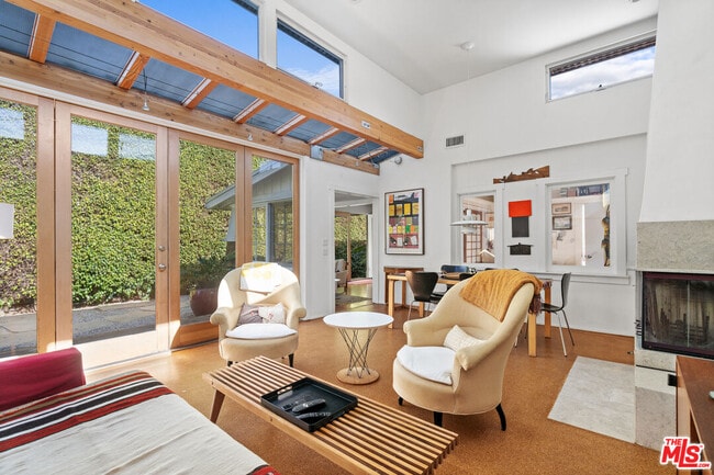 Building Photo - 648 Palms Blvd