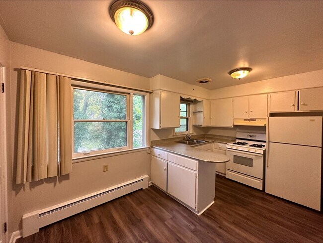 Building Photo - 3729-3731 Oakland Dr