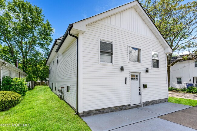 Building Photo - 1216 Heck Ave
