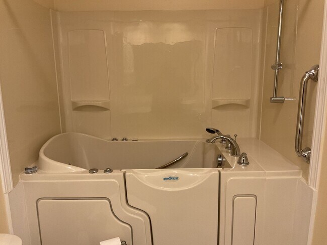 Building Photo - 11 Round Ridge Rd