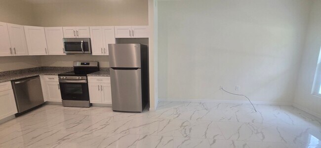 Building Photo - Great Location  2/1 Single Family Home