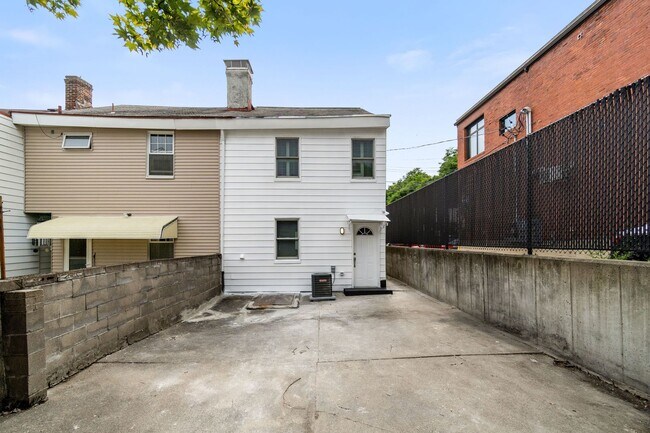 Building Photo - Luxury 3 bed 2 bath, large courtyard, amaz...