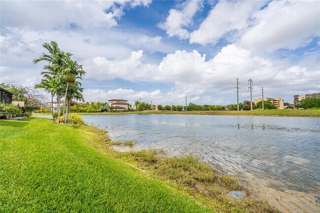 Building Photo - 9179 Fontainebleau Blvd
