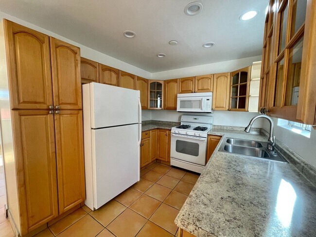 Building Photo - COMING SOON! 1 Bedroom 1 Bathroom Apartment in Palm Desert! CLOSE TO EL PASEO