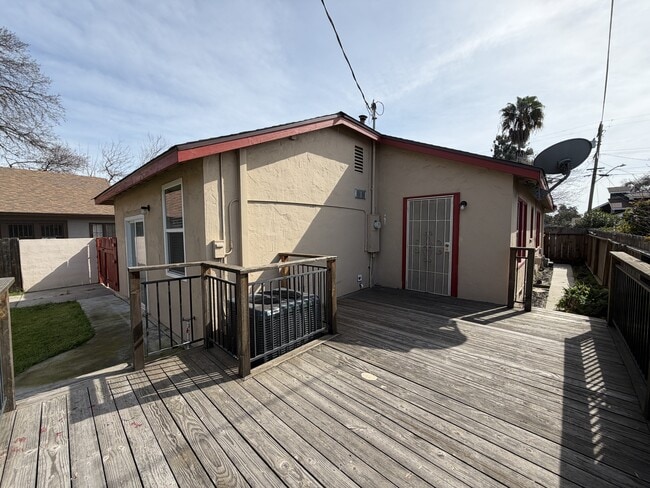 Building Photo - 221 Walden St