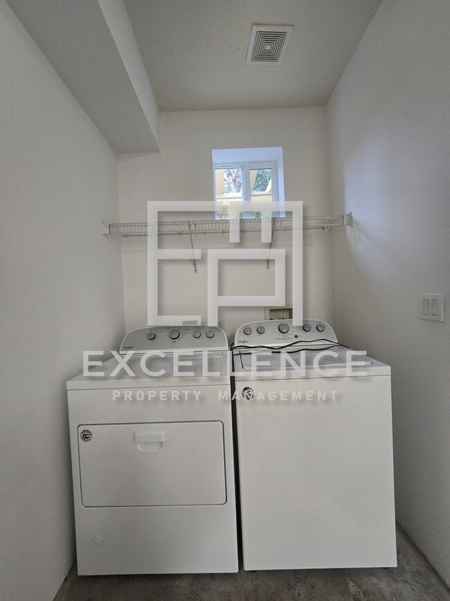 Building Photo - 2/2.5, 2 Car Tandem Garage, 2 En-Suite Bedrooms, Washer and Dryer - Japan Town