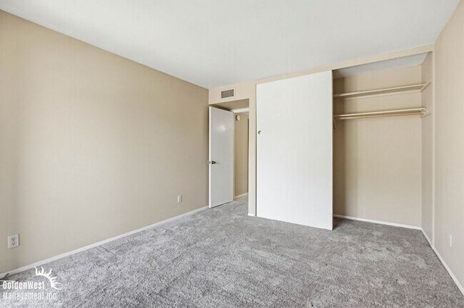 Building Photo - Charming 1Bdm 1Ba Condo with Scenic Golf Course Views at Mountain Meadow!