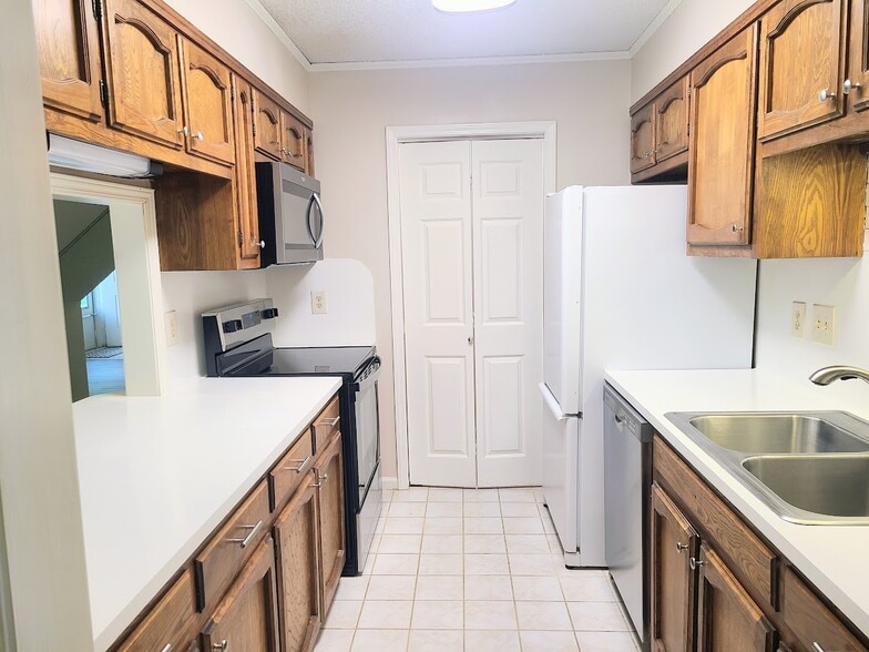 Galley kitchen with tons of storage - 12439 Coursey Blvd