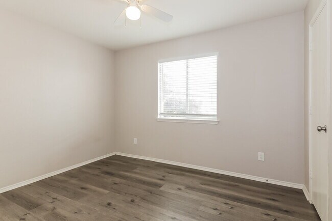 Building Photo - 1410 Post Oak Trail