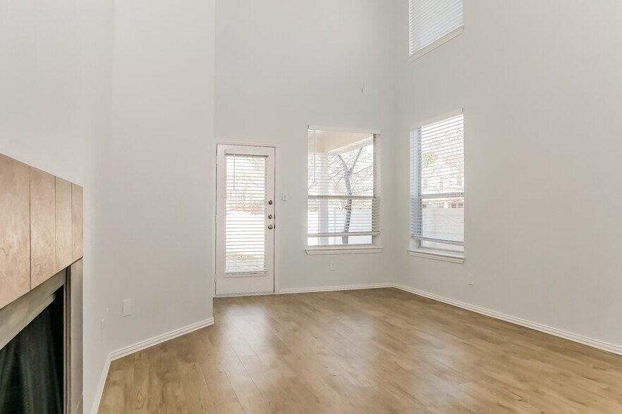 Building Photo - 9867 Walnut Hill Dr