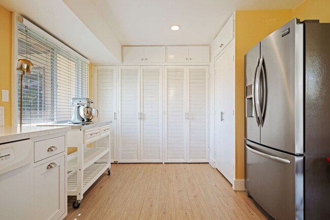 Building Photo - Beautifully updated two bedroom two bath in the heart of Santa Barbara!