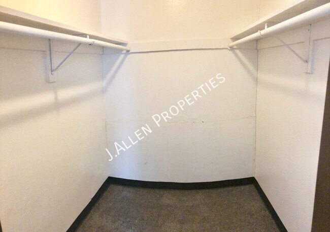 Building Photo - 1805 Parker Cir