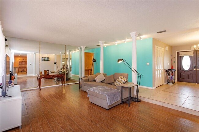 Building Photo - 413 Sandy Hill Dr