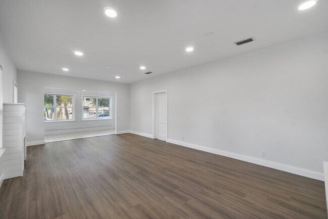 Building Photo - 424 53rd St