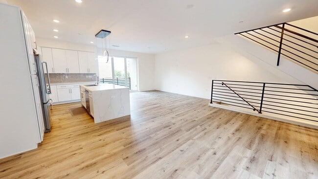 Building Photo - Gated | Light-Filled Townhouse | North Park