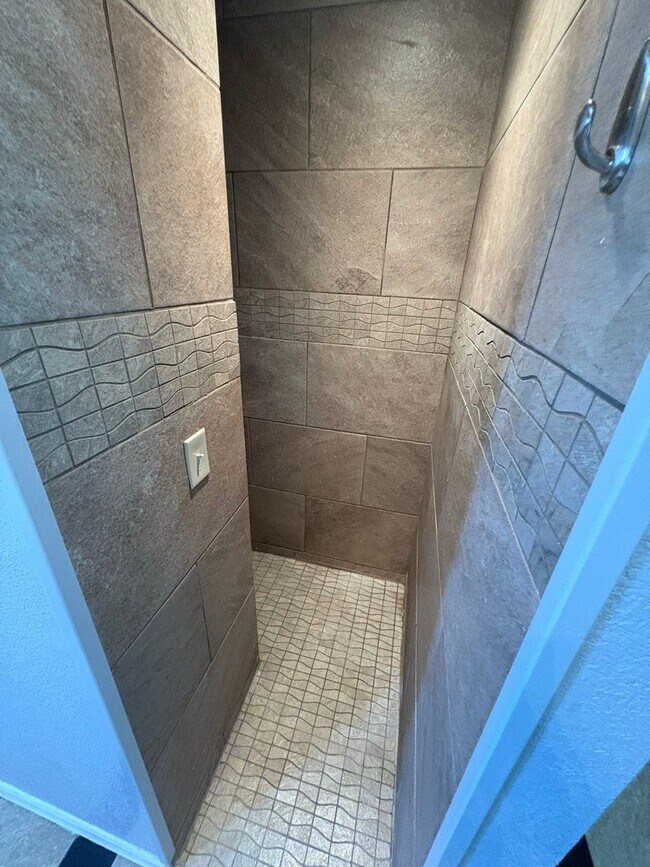 Building Photo - EASTSIDE HOME FOR RENT IN "THE TIERRAS"