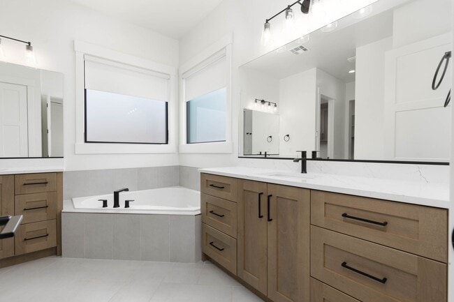 Building Photo - Beautiful 5 bed | 4 Bath | 3 Car Garage