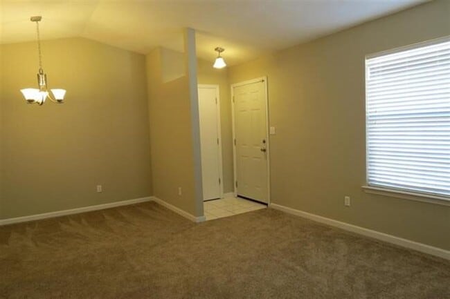 Building Photo - 2BR/2BA Townhome