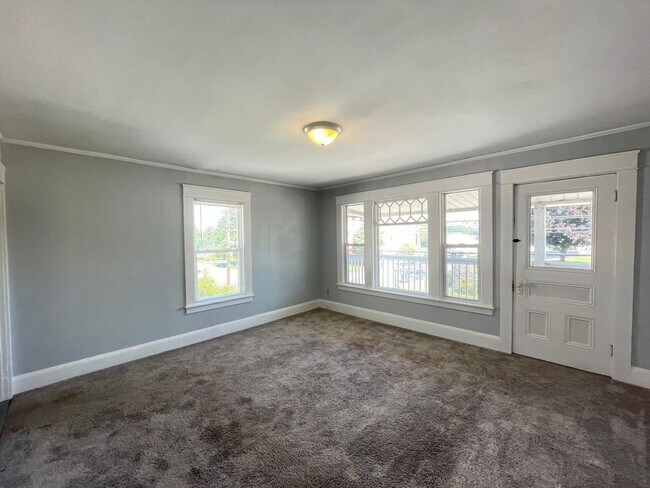 Building Photo - 398 Amory St