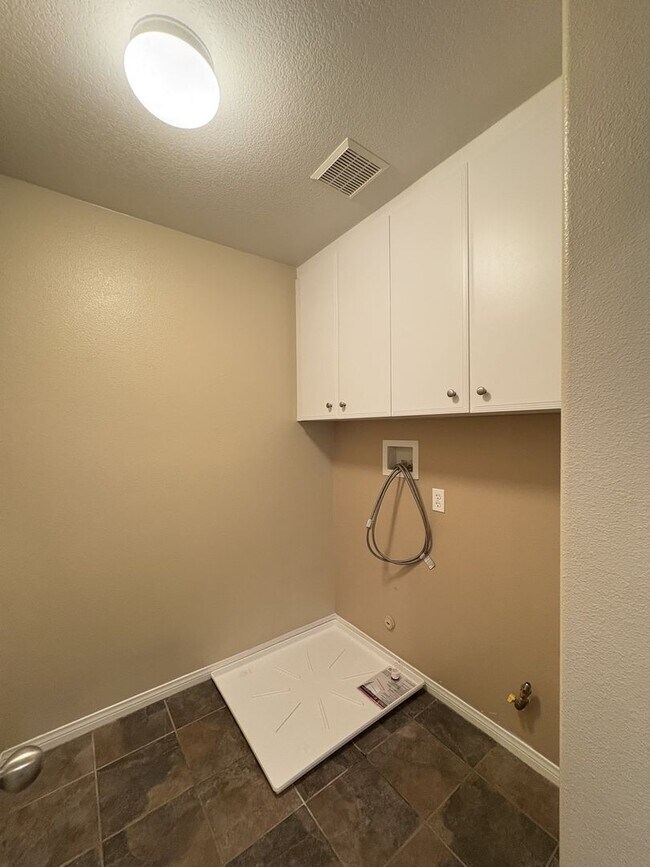 Building Photo - 4 Bed 3 Bath Home for Rent in Murrieta