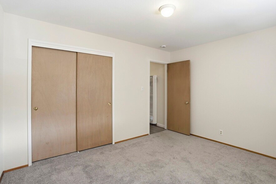 Building Photo - 2105 Royal Dr