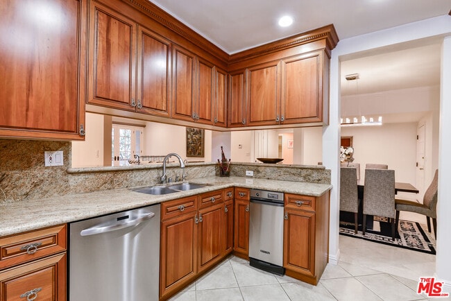 Building Photo - 11755 Montana Ave