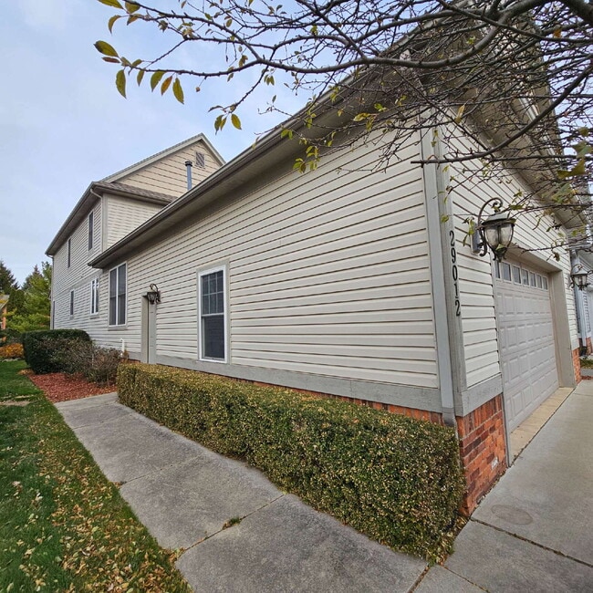 Building Photo - 3 Bedroom, 2.5 Bath Townhome Near Lake St. Clair with Finished Basement, Attached Oversized 2 Car...